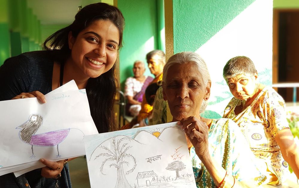 The Veritas team spent the day in conversation with the center’s beneficiaries and staff, assisting in everyday activities, like preparing the afternoon snack and coloring with the children and their mothers.