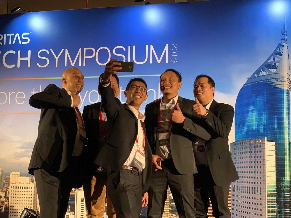 #TeamVtas Asia, Pacific and Japan Region Leadership enjoying a team selfie.