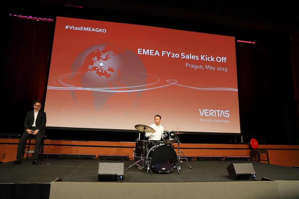 Roger Scheer, VP DACH closing the Kick-Off event with a solo drumming session. Great event!
