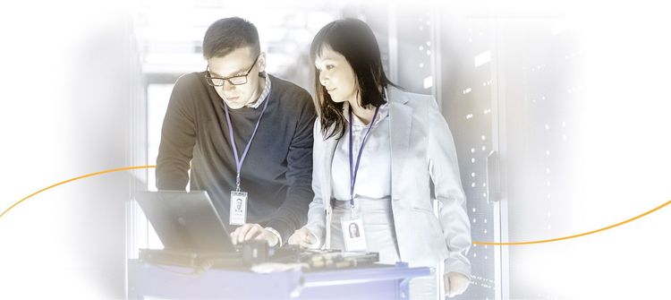 Two business professionals work in data center_03.jpg